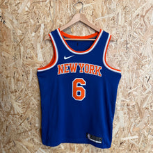 Cargar imagen en el visor de la galería, Camiseta New York Knicks Road 2018/19 Kristaps Porzingis #6 Nike Vintage - M/L
