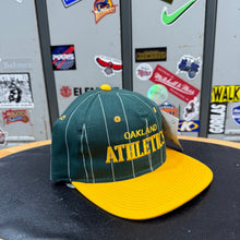 Carica l&#39;immagine nel visualizzatore di Gallery, BNWT Gorra Oakland Athletics 90s Drew Pearson Vintage
