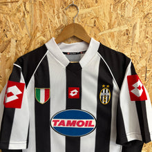 Carica l'immagine nel visualizzatore di Gallery, Camiseta Juventus 2002-03 Champions League Home Lotto Vintage - L/XL
