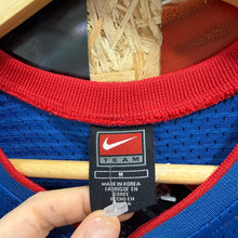 Cargar imagen en el visor de la galería, BNWOT Camiseta Detroit Pistons Road 2003/04 Darko Milicic #31 Nike Vintage - M YOUTH
