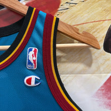 Cargar imagen en el visor de la galería, Camiseta Detroit Pistons Road 1999/00 Grant Hill #33 Champion Vintage - M YOUTH
