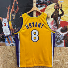 Cargar imagen en el visor de la galería, Camiseta Los Angeles Lakers 2000/08 Home Kobe Bryant #8 Champion Vintage - L/XL
