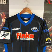 Load image into Gallery viewer, Camiseta Match Worn / Player Issue Firmada SC Paderborn 07 2017-18 Home Zolinski #31 Saller - S/M
