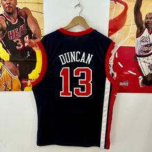Load image into Gallery viewer, Camiseta USA Road 2004 Tim Duncan #16 Reebok Vintage - M/L/XL
