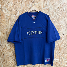 Carregar imagem no visualizador da galeria, Camiseta Philadelphia 76ers 2001 Champion Vintage - XL/XXL
