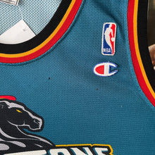 Cargar imagen en el visor de la galería, Camiseta Detroit Pistons Road 1998-00 Grant Hill #33 Champion Vintage - L/XL
