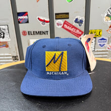 Carregar imagem no visualizador da galeria, BNWT Gorra Michigan Wolverines Late 90s Sports Specialties Vintage
