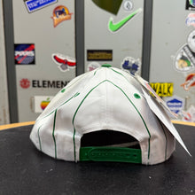 Carregar imagem no visualizador da galeria, BNWT Gorra Miami Hurricanes 90s CMP Vintage
