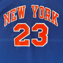 Lade das Bild in den Galerie-Viewer, Camiseta New York Knicks Road 1998-99 Marcus Camby #23 Champion Vintage - XL Youth
