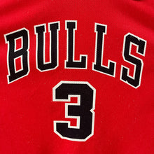 Cargar imagen en el visor de la galería, Camiseta Chicago Bulls Road 2004-05 Tyson Chandler #3 Champion Vintage - L Youth
