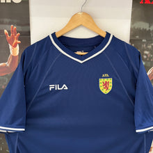 Cargar imagen en el visor de la galería, Camiseta Escocia 2000 Home Fila Vintage - L/XL
