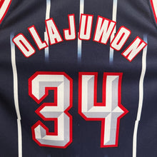 Carica l'immagine nel visualizzatore di Gallery, Camiseta Houston Rockets Road 1996/97 Hakeem Olajuwon #34 Champion Vintage - L/XL
