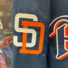 Cargar imagen en el visor de la galería, Chaqueta Bomber Satinada San Diego Padres Late 90’s Starter Vintage - L/XL
