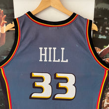 Cargar imagen en el visor de la galería, Camiseta Detroit Pistons Road 1996-97 Grant Hill #33 Champion Vintage - M/L
