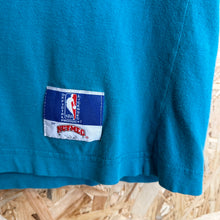Carregar imagem no visualizador da galeria, Camiseta Charlotte Hornets Early/Mid 90s Nutmeg Mills Vintage - S/M
