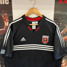 Cargar imagen en el visor de la galería, BNWOT Camiseta DC United 2004-05 Home Adidas Vintage - L/XL
