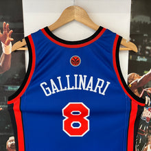 Lade das Bild in den Galerie-Viewer, Camiseta New York Knicks Road 2008/10 Danilo Gallinari #8 Champion - XL Youth
