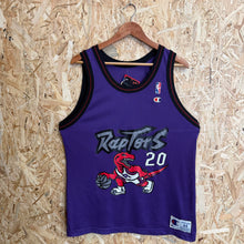 Cargar imagen en el visor de la galería, Camiseta Toronto Raptors Road 1995/96 Damon Stoudemire #20 Champion Vintage - L/XL
