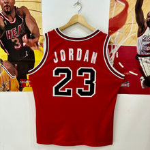 Cargar imagen en el visor de la galería, Camiseta Chicago Bulls Road 1998-99 Michael Jordan #23 Champion Vintage - L/XL
