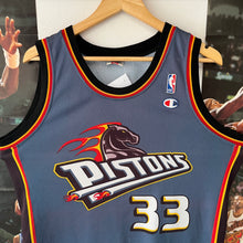 Cargar imagen en el visor de la galería, Camiseta Detroit Pistons Road 1996-97 Grant Hill #33 Champion Vintage - M/L
