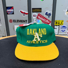 Carregar imagem no visualizador da galeria, BNWT Gorra Oakland Athletics Early 90s AMCAP Vintage
