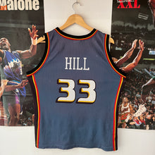 Cargar imagen en el visor de la galería, Camiseta Detroit Pistons Road 1996-97 Grant Hill #33 Champion Vintage - M/L
