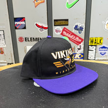 Load image into Gallery viewer, BNWT Gorra Minnesota Vikings 1993 AMCAP Vintage

