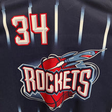 Carica l'immagine nel visualizzatore di Gallery, Camiseta Houston Rockets Road 1996/97 Hakeem Olajuwon #34 Champion Vintage - L/XL
