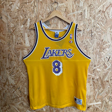 Cargar imagen en el visor de la galería, Camiseta Los Angeles Lakers 1996/97 Home Kobe Bryant #8 Champion Vintage - L/XL
