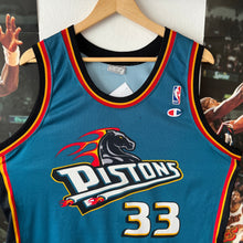 Cargar imagen en el visor de la galería, Camiseta Detroit Pistons Road 1998-00 Grant Hill #33 Champion Vintage - L/XL
