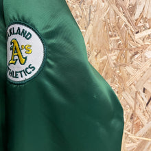 Cargar imagen en el visor de la galería, Chaqueta Bomber Satinada Oakland Athletics 80’s Pyramid Vintage - L/XL
