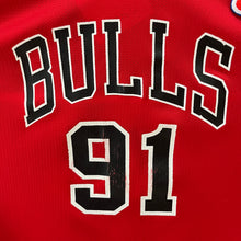 Cargar imagen en el visor de la galería, Camiseta Chicago Bulls Road 1995-96 Dennis Rodman #91 Champion Vintage - XL Youth
