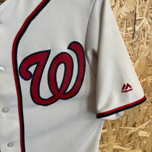 Lade das Bild in den Galerie-Viewer, Beisbolera Washington Nationals 2015-19 Home Majestic - S/M
