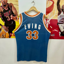 Lade das Bild in den Galerie-Viewer, Camiseta New York Knicks Road 1991-92 Patrick Ewing #33 Champion Vintage - L/XL
