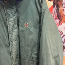 Cargar imagen en el visor de la galería, Plumas Tommy Hilfiger Vintage 90’s - M/L
