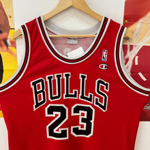 Cargar imagen en el visor de la galería, Camiseta Chicago Bulls Road 1998-99 Michael Jordan #23 Champion Vintage - L/XL
