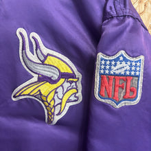 Carica l'immagine nel visualizzatore di Gallery, Chaqueta Bomber Satinada Minnesota Vikings Late 80’s/ Early 90’s Starter Vintage - M/L

