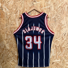 Carica l'immagine nel visualizzatore di Gallery, Camiseta Houston Rockets Road 1996/97 Hakeem Olajuwon #34 Champion Vintage - L/XL
