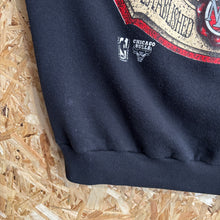 Lade das Bild in den Galerie-Viewer, Sudadera Chicago Bulls Early 90’s Ravens Vintage - L/XL

