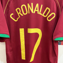 Lade das Bild in den Galerie-Viewer, Camiseta Portugal 2006 Cristiano Ronaldo #17 Nike - M/L
