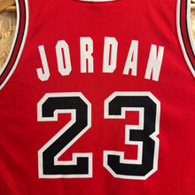 Cargar imagen en el visor de la galería, Camiseta Chicago Bulls Road 1992/93 Michael Jordan #23 Champion Vintage - S/M

