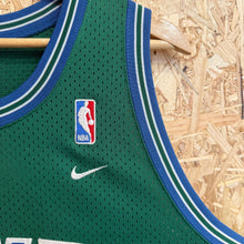 Carregar imagem no visualizador da galeria, Camiseta Minnesota Timberwolves Rewind ‘95 2004/05 Latrell Sprewell #8 Nike Vintage - XL/XXL
