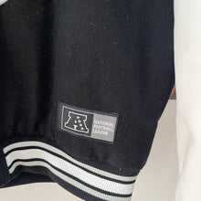 Load image into Gallery viewer, Chaqueta Bomber Varsity Oakland Raiders Team Apparel Y2K - M/L
