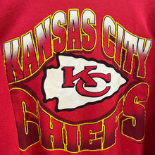 Carica l&#39;immagine nel visualizzatore di Gallery, Sudadera Crewneck Kansas City Chiefs Hanes Vintage 1995- M/L
