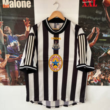 Cargar imagen en el visor de la galería, Camiseta Newcastle United FC 1997-99 Home Adidas Vintage - L/XL

