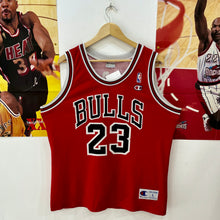 Cargar imagen en el visor de la galería, Camiseta Chicago Bulls Road 1998-99 Michael Jordan #23 Champion Vintage - L/XL
