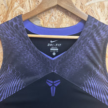 Lade das Bild in den Galerie-Viewer, BNWT Camiseta Nike Black Mamba 2014 - L/XL
