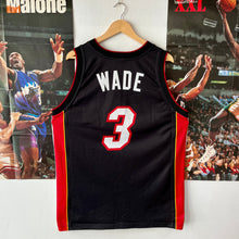 Cargar imagen en el visor de la galería, Camiseta Miami Heat Road 2004-08 Dwayne Wade #3 Champion Vintage - L/XL
