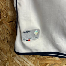 Carica l'immagine nel visualizzatore di Gallery, Camiseta Inglaterra 2002 Home Umbro Vintage - XL/XXL
