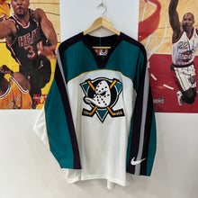 Cargar imagen en el visor de la galería, BNWOT Camiseta Anaheim Mighty Ducks Nike Alternate Vintage 1997 - M/L
